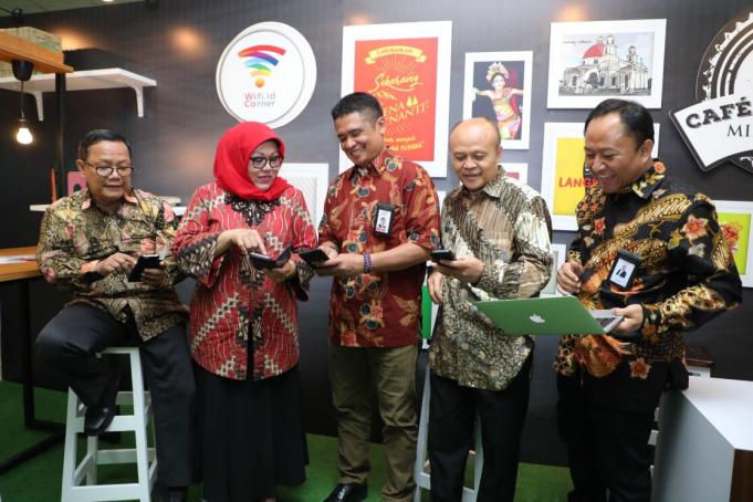 Foto 1: Deputi Bidang Restrukturisasi Usaha Kementerian Koperasi & UKM Abdul Kadir Damanik (paling kiri), Direktur Utama Lembaga Layanan Pemasaran Koperasi & Usaha Kecil Menengah Emilia Suhaimi (kedua dari kiri), Direktur Enterprise & Business Service Telkom Dian Rachmawan (tengah), Deputi Bidang Produksi & Pemasaran Kementerian Koperasi & UKM I Wayan Dipta (kedua dari kanan), dan Executive Vice President Divisi Business Service Telkom Tri Gunadi (paling kanan) saat mencoba layanan internet kecepatan tinggi di booth WiFi Corner 2.0 (WiCo 2.0) usai acara Peluncuran WiCo 2.0 di Jakarta, Kamis (28/12). Foto 1: Deputi Bidang Restrukturisasi Usaha Kementerian Koperasi & UKM Abdul Kadir Damanik (paling kiri), Direktur Utama Lembaga Layanan Pemasaran Koperasi & Usaha Kecil Menengah Emilia Suhaimi (kedua dari kiri), Direktur Enterprise & Business Service Telkom Dian Rachmawan (tengah), Deputi Bidang Produksi & Pemasaran Kementerian Koperasi & UKM I Wayan Dipta (kedua dari kanan), dan Executive Vice President Divisi Business Service Telkom Tri Gunadi (paling kanan) saat mencoba layanan internet kecepatan tinggi di booth WiFi Corner 2.0 (WiCo 2.0) usai acara Peluncuran WiCo 2.0 di Jakarta, Kamis (28/12).