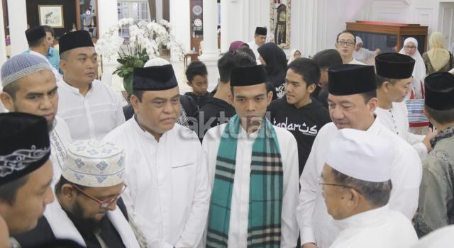 Ustad Somad Isi  Ceramah Usai Salat Subuh di Masjid Sunda  