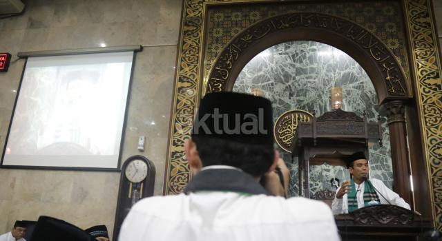 Ustad Somad Isi  Ceramah Usai Salat Subuh di Masjid Sunda  