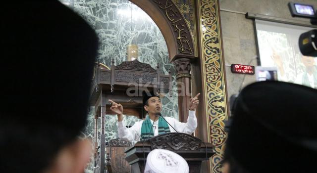 Ustad Somad Isi  Ceramah Usai Salat Subuh di Masjid Sunda  