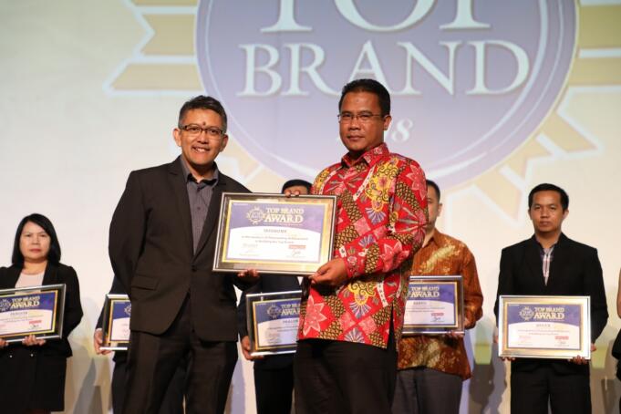 AVP Marketing Communication Telkom Mustakim Wahyudi bersama Managing Director Marketing Group Adyo Bawono saat menerima penghargaan TOP Brand Award untuk kategori Internet Service Provider Fixed Terbaik di Jakarta.