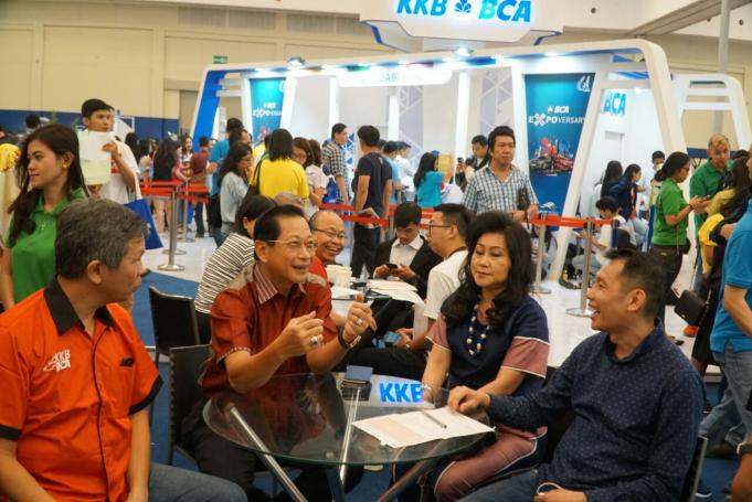 Penutupan BCA Expoversary 2018 – (kiri-kanan) Ketua Panitia BCA Expoversary Petrus Karim, Presiden Direktur BCA Jahja Setiaatmadja, Winny Setiaatmadja, dan nasabah BCA tengah berbincang di booth KKB BCA dalam ajang BCA Expoversary 2018 di ICE BSD, Tangerang, Minggu (11/02). Hingga hari kedua penyelenggaraan, promo KKB BCA tercatat menghasilkan lebih dari 1.700 unit yang terjual dengan nilai transaksi mencapai kurang lebih Rp700 miliar. Selain itu, lebih dari 400 debitur juga tercatat menggunakan fasilitas promo KPR BCA dalam event tersebut dengan nilai transaksi mencapai Rp1.000 milyar.