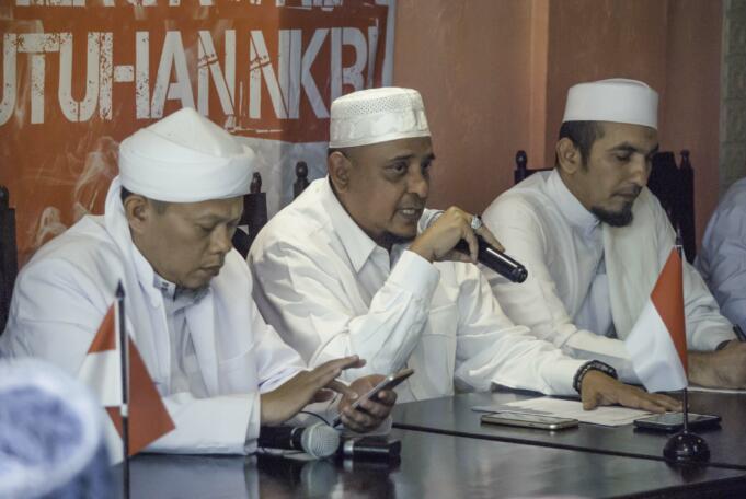 Ketua GNPF Ulama Ust Yusuf Muhammad Martak, sedang memberikan keterangan kepada media, bersama dengan jajaran pengurus GNPF lainnya, yakni Sekjen GNPF Ulama, Ust Muhammad Al Khathath dan Pengurus GNPF Ust Shobri Lubis di Jakarta, Senin (12/3)