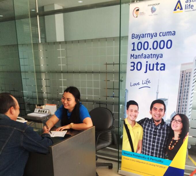 Karyawan Cabang FIFGROUP menawarkan produk asuransi mikro Astra Life kepada nasabah kredit FIFGROUP