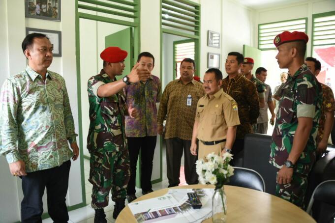 Walikota Serang, Tubagus Haerul Jaman meninjau rumah Conwood yang dibangun anggota Kopassus didampingi General Manager Sales PT Conwood Indonesia Deden Sarjana, Wakil Komandan Batalyon 11 Group 1 Kopassus Mayor Infanteri M Syaifuddin Fanany, Housing Sales Manager Sandi Hermawan.