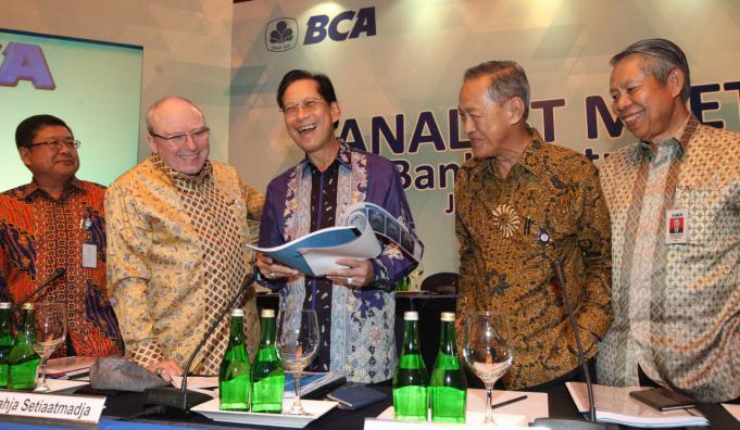 Paparan Kinerja BCA Tahun 2017 - Presiden Komisaris BCA DE Setijoso (kedua kanan) dan Presiden Direktur BCA Jahja Setiaatmadja (tengah) berbincang di sela pemaparan kinerja keuangan BCA tahun 2017 bersama (Kiri-Kanan) Direktur BCA Subur Tan, Wakil Presiden Direktur BCA Eugene Keith Galbraith, dan Direktur BCA Suwignyo Budiman di Jakarta, Kamis (08/03). Per akhir Desember 2017, BCA mencatatkan pertumbuhan laba bersih sebesar 13,1% mencapai Rp 23,3 triliun, dengan portofolio kredit meningkat 12,4% menjadi Rp 468 triliun. Pencapaian kinerja di tahun 2017 tersebut sejalan dengan pertumbuhan kredit dan dana pihak ketiga, terutama pada dana giro dan tabungan.