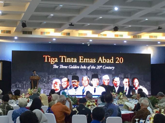Mantan Presiden Megawati Soekarnoputri dalam rangkaian acara Pameran, Peluncuran Buku, dan Penyerahan Sertifikat 