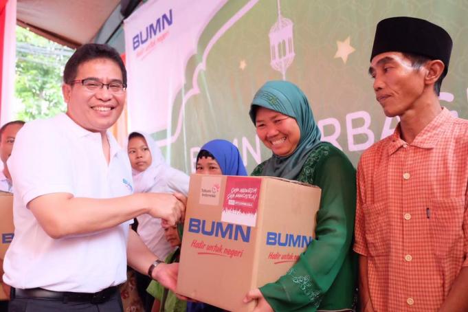 Direktur Utama Telkom Alex J. Sinaga (kiri) menyerahkan Bingkisan kepada perwakilan warga RW 09 Gunung Sahari dalam kegiatan BUMN Hadir Untuk Negeri di Masjid Jami Al Amir, Kemayoran, Jakarta Pusat beberapa waktu lalu.