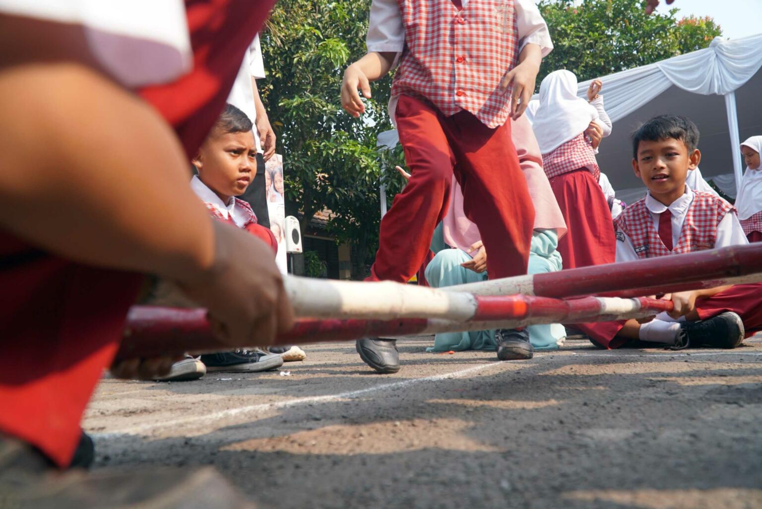 Isi Waktu Luang Anak anak Dengan Permainan  Tradisional  