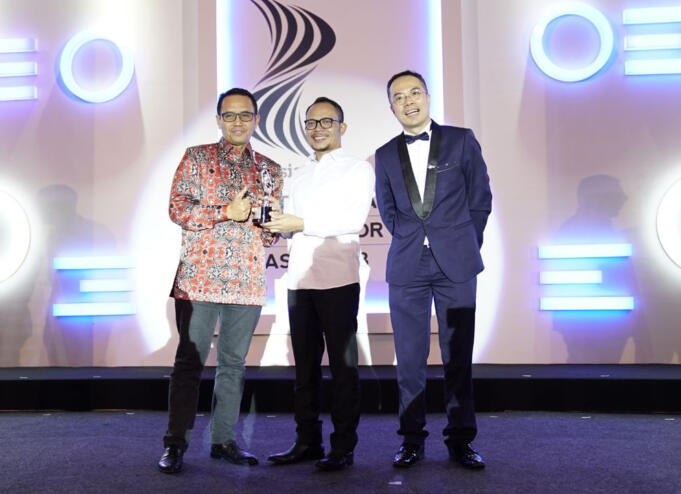 Menteri Ketenagakerjaan Republik Indonesia Hanif Dhakiri (tengah) menyerahkan penghargaan 