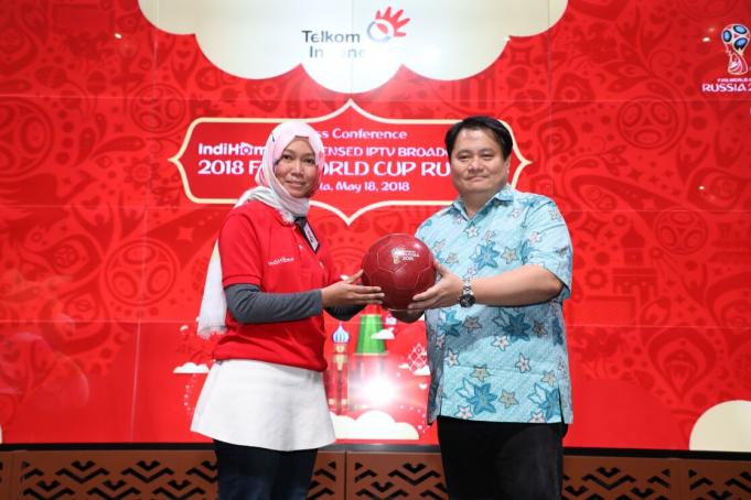 Direktur Consumer Service Telkom Siti Choiriana (kiri) dan CEO PT Futbal Momentum Asia David Khim saat press conference IndiHome as Licensed IPTV Broadcaster 2018 FIFA World Cup di Jakarta (18/5).