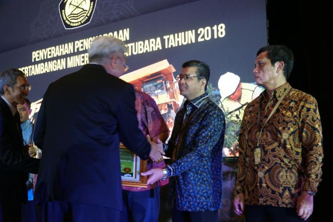 Dirjen Minerba Bambang Gatot Ariyono didampingi Direktur Teknik dan Lingkungan Muhammad Hendrasto memberikan penghargaan peringkat emas kepada Semen Indonesia yang diwakili Direktur Produksi PT Semen Indonesia Tbk, Benny Wendry. (Foto: Istimewa)