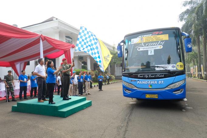 PT Perusahaan Gas Negara Tbk. melepas 3.000 peserta mudik di Balai Komando, Kopassus, Cijantung, Jakarta Timur hari ini, Jumat (8/6). Mudik bersama PGN yang telah digelar sejak beberapa tahun belakangan ini merupakan salah satu cara perusahaan untuk merealisasikan komitmen untuk memberikan manfaat energi baik seluas-luasnya kepada negara dan masyarakat.