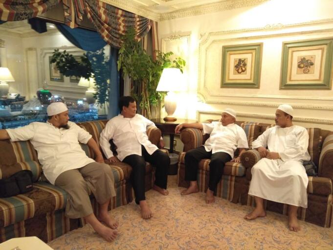 Ketua Dewan Kehormatan Partai Amanat Nasional Amien Rais, bersama Ketua Umum Partai Gerindra Prabowo, bersilaturahim dengan Habib Rizieq di Makkah, Arab Saudi.