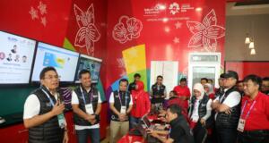 CEO TelkomGroup Alex J. Sinaga saat meninjau dan memberikan memberikan pesan motivasi kepada para personil TelkomGroup yang bersiaga 24/7 untuk Dukungan Asian Games XVIII di Mini Network Operation Center (NOC) TelkomGroup di Stadion Utama Gelora Bung Karno, Jakarta, Rabu (15/8).