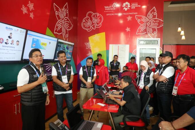 CEO TelkomGroup Alex J. Sinaga saat meninjau dan memberikan memberikan pesan motivasi kepada para personil TelkomGroup yang bersiaga 24/7 untuk Dukungan Asian Games XVIII di Mini Network Operation Center (NOC) TelkomGroup di Stadion Utama Gelora Bung Karno, Jakarta, Rabu (15/8).