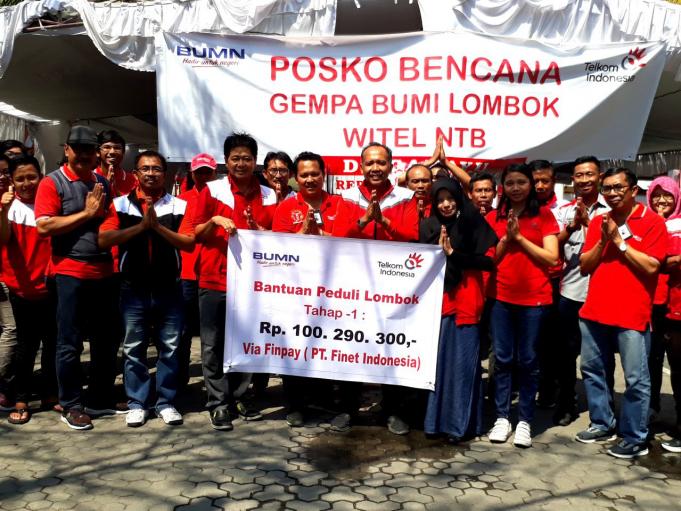 Penyerahan bantuan tahap 1 dari Donasi digital melalui FinPay PT Finnet Indonesia kepada GM Telkom Mataram Bonifasius Hendriyanto yang nantinya disalurkan untuk pembelian tenda, selimut, terpal karpet, dan bahan makanan.