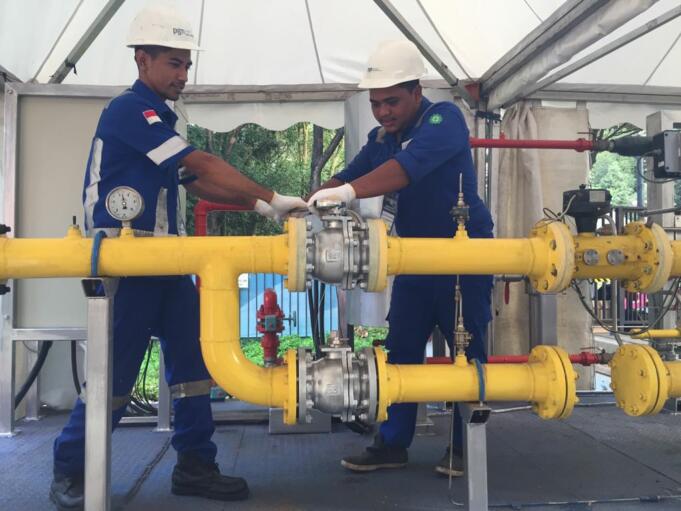 Tim dari PT PGN Tbk saat mengecek Pressure Reduction System (PRS) yang dipasang di dekat lokasi yang sudah dilengkapi dengan Pressure Safety Valve. Alat ini berfungsi untuk melepaskan tekanan berlebih pada PRS dan Shutdown Valve yang dapat ditutup secara manual ketika terjadi kebocoran.