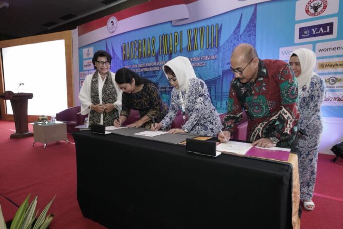 Direktur SDM dan Umum PT PGN Tbk Desima E. Siahaan menandatangani MoU dengan Ketua Umum Ikatan Wanita Pengusaha Indonesia (Iwapi) Dyah Nita Hapsari. Penandatangan kesepahaman ini sebagai komitmen PGN turut mendorong kemajuan pengusaha wanita.