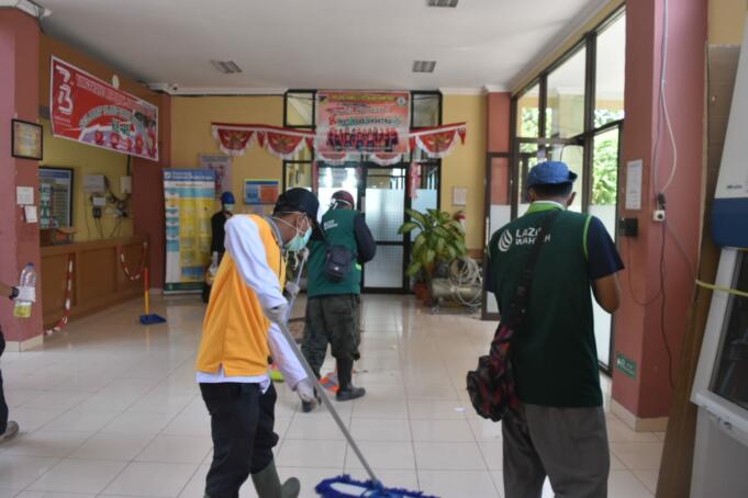 "Ini kawan-kawan relawan dari tim Wahdah Peduli Wahdah Islamiyah yang telah membantu membersihkan ruangan-ruangan rumah sakit sehingga difungsikan kembali sebagaimana mestinya," tukas Mantan Rektor Universitas Hasanuddin ini, Selasa (9/10).