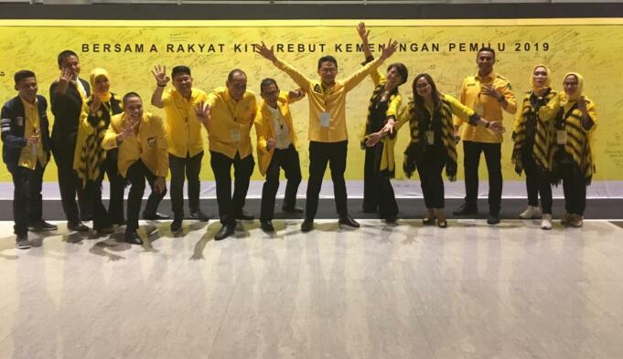 Ketua OC HUT Partai Golkar ke-54 Heru Dewanto, Sekretaris OC Levy Pangeran, dan tim OC berfoto bersama di depan wall of fame "Bersama Rakyat Kita Rebut Kemenangan Pemilu 2019" yang ditandatangani oleh ribuan peserta sebagai bentuk dukungan untuk kesuksesan Pileg dan Pilpres 2019". (21/10).