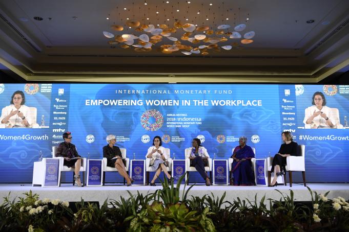 Menteri Keuangan Sri Mulyani (ketiga kiri) bersama Direktur Pelaksana International Monetary Fund (IMF) Christine Lagarde (kedua kiri), Executive Secretary United Nation (UN) Economic Commision untuk Afrika Vera Songwe (ketiga kanan), Direktur Eksekutif In
