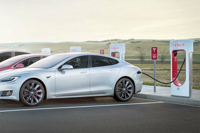 Produsen mobil listrik AS, Tesla, memperkenalkan V3 Supercharging, perangkat pengisian daya baterai mobil listrik generasi baru yang mampu memangkas 50 persen waktu pengisian