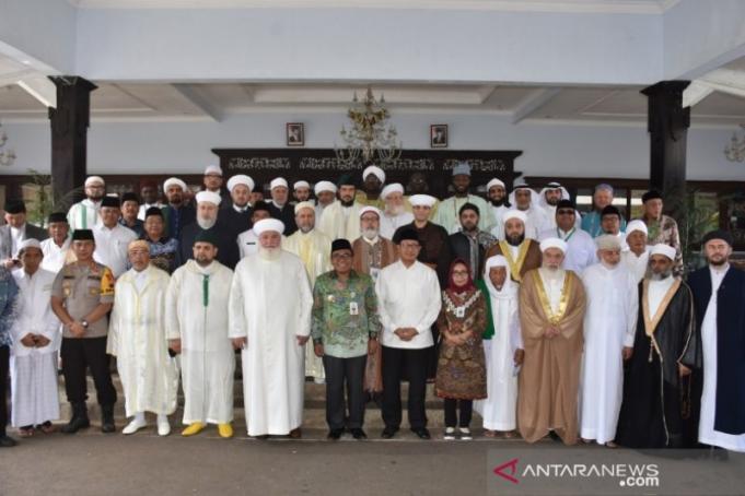 Menteri Agama Lukman Hakim Saifuddin didampingi Bupati Pekalongan Asip Kholbihi (baju batik di tengah) berfoto bersama dengan para ulama sufi di Pekalongan