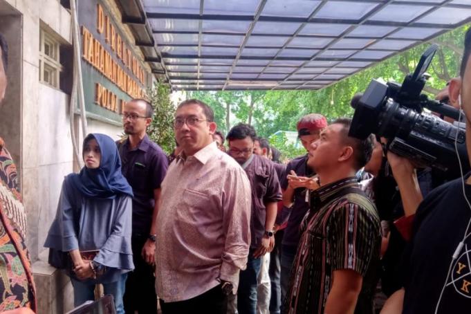 Wakil Ketua DPR Fadli Zon usai menjenguk dua tersangka kasus dugaan makar, Eggi Sudjana dan Lieus Sungkharisma di Rumah Tahanan Polda Metro Jaya, Rabu (29/5).