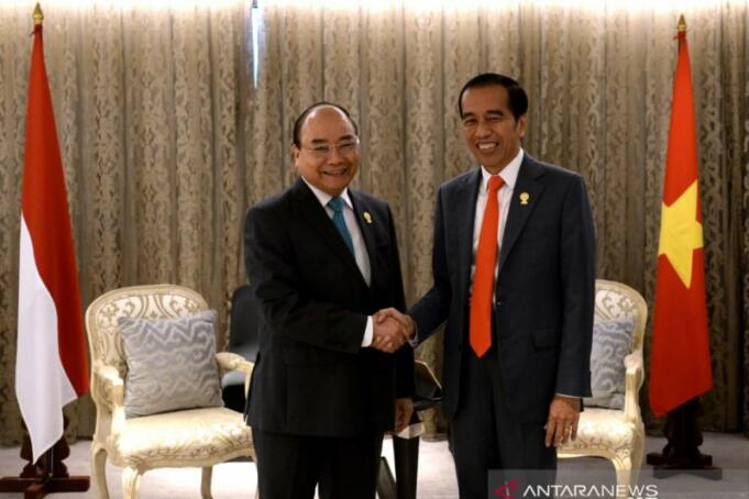 Presiden Joko Widodo mendorong penyelesaian negosiasi batas Zona Ekonomi Eksklusif (ZEE) antara Indonesia dengan Vietnam saat bertemu dengan Perdana Menteri Vietnam, Nguyen Xuan Phuc.