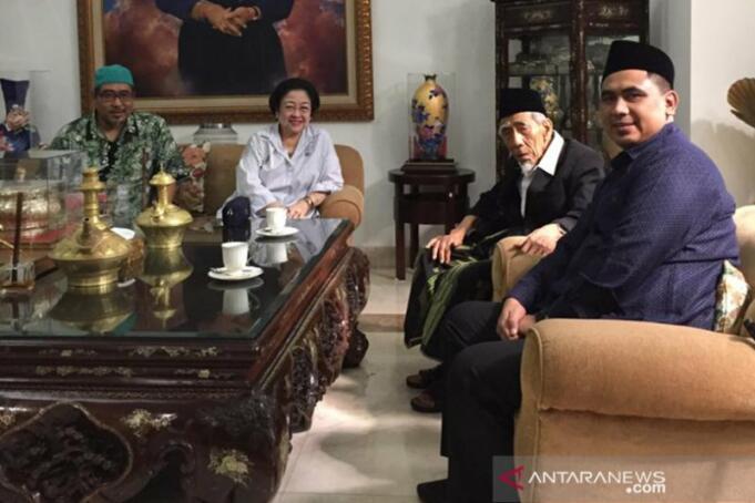 Megawati Terima Kunjungan KH Maimun Zubair