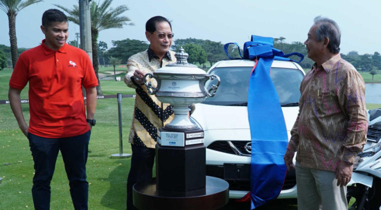 Presiden Direktur BCA Jahja Setiaatmadja (tengah) bersama Presiden Direktur Royale Jakarta Golf Club Hendro Sutandi (kanan) dan Founder NusantaRun Christoper Tobing (kiri) berbincang usai pelaksanaan Press Conference Royale Open Tournament 2019 di Jakarta, Senin (14/10).