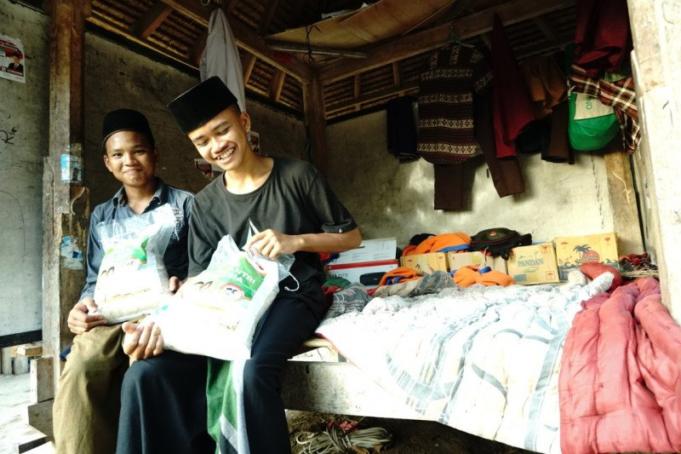 Dua orang santri Pondok Pesantren Al Rahman NW, di Gunungsari, Kabupaten Lombok Barat, NTB, menerima bantuan beras dari ACT, Kamis (21/11/2019). (FOTO ANTARA/HO-ACT NTB)