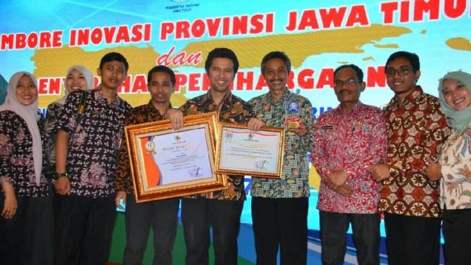 Bupati Emil memamerkan penghargaan yang diterima Trenggalek (Foto: istimewa)