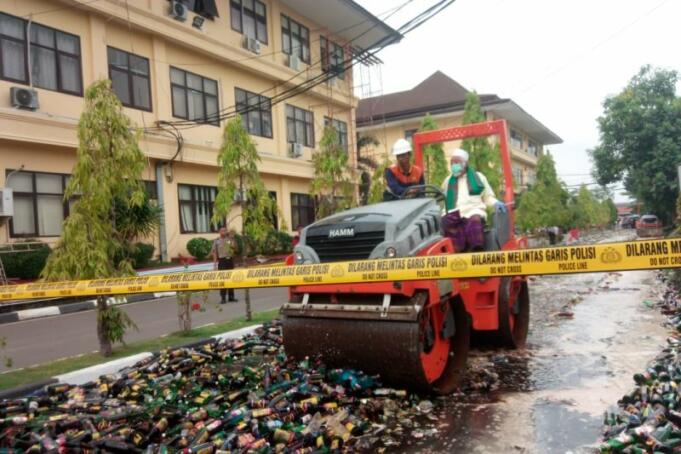 Kepolisian Daerah Banten memusnahkan sekitar 33.168 botol minuman keras (Miras) hasil dari Oprasi Sikat Kalimaya yang di gelar selama empat hari dari tanggal 9 sampai 12 Desember 2019, jelang perayaan Natal dan Tahun Baru 2020. (Mulyana)