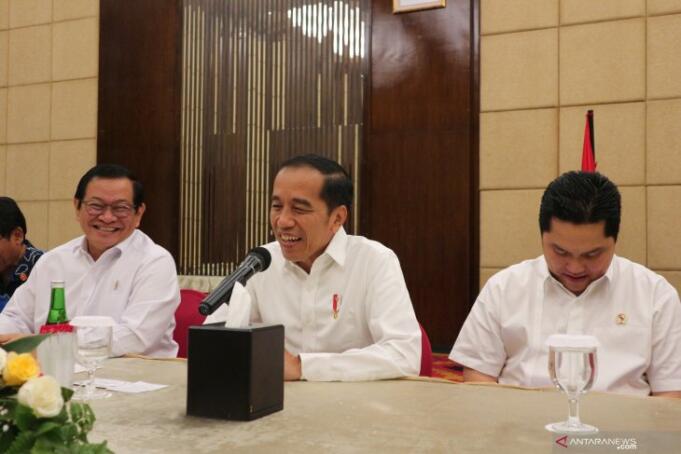 Presiden Jokowi didampingi Menteri BUMN Erick Thohir, Sekretaris Kabinet Pramono Anung dan Gubernur Kalimantan Timur Isran Noor dalam acara diskusi Presiden Jokowi dengan wartawan di Balikpapan pada Rabu (18/12/2019) (ANTARA/Desca Lidya Natalia)