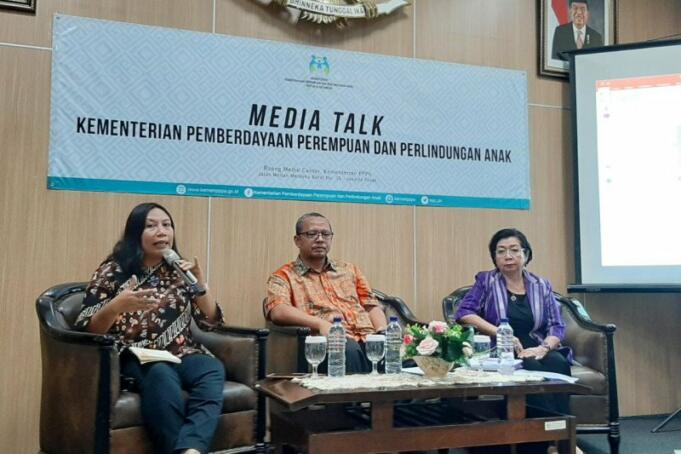 Deputi Bidang Partisipasi Masyarakat Kementerian PPPA Indra Gunawan (tengah) dalam diskusi media di Jakarta Pusat, Jumat (6/9/2019). (FOTO ANTARA/Prisca Triferna)