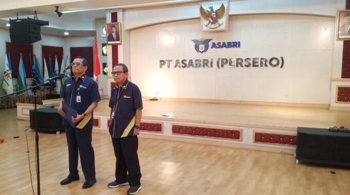 Direktur Utama PT Asabri, Sonny Widjaja (kiri), saat konferensi pers di Jakarta, Kamis (16/1/2020). (Foto: iNews.id/Kymau)