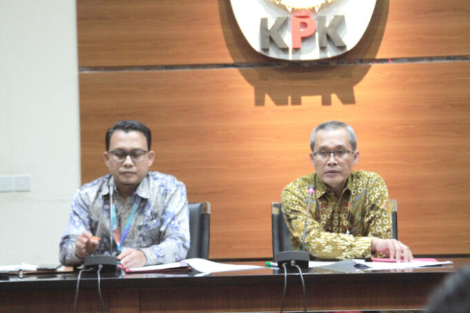 Wakil Ketua KPK Alexander Marwata (kanan) dan Plt. Juru Bicara KPK Ali Fikri saat jumpa pers terkait penetapan Bupati Sidoarjo Saiful Ilah bersama lima orang lainnya sebagai tersangka di gedung KPK, Jakarta, Rabu (8/1/2020).