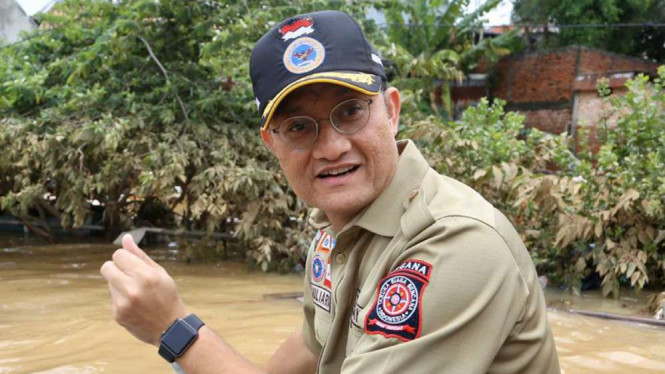 Menteri Sosial Juliari P Batubara saat meninjau banjir di Jabodetabek. Foto : Dok. Kemensos