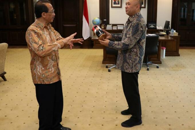 Dubes RI untuk Rusia Wahid Supriyadi dan Menteri Koperasi dan UKM Teten Masduki bertemu di Jakarta, Rabu (15/1/2020), untuk membahas perluasan pasar ekspor di Rusia. ANTARA/HO-Kemenkop dan UKM.