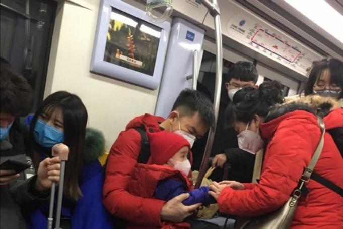 Para pemudik Tahun Baru Imlek mengenakan masker dalam perjalanan dengan menggunakan subway dari Stasiun Dongzhimen menuju tempat transit Stasiun Beijing sebelum ganti kereta ke berbagai daerah di China, Rabu (22/1/2020). (ANTARA/M. Irfan Ilmie/tm)