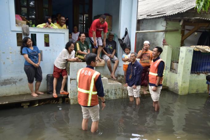 PT Perusahaan Gas Negara Tbk (PGN) memberikan bantuan kepada korban banjir di wilayah Jakarta.