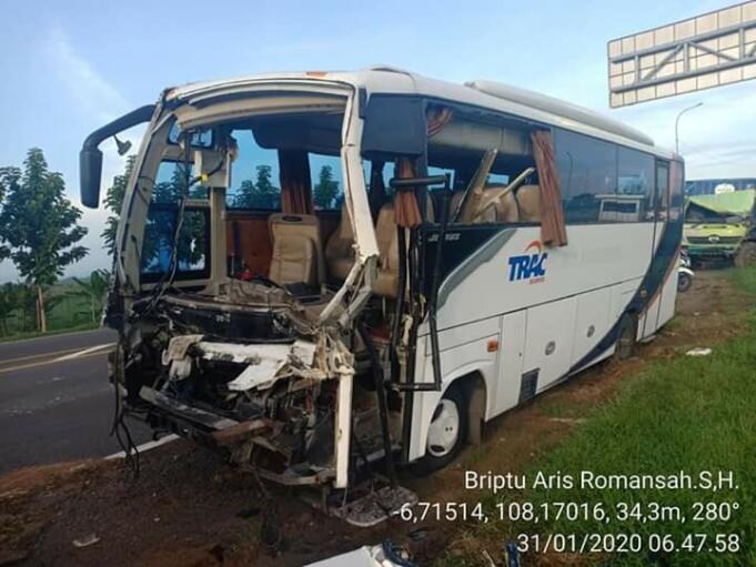 Bus Pariwisata yang membawa rombongan Pengurus Wilayah Nahdlatul Ulama (PWNU) Jawa Timur