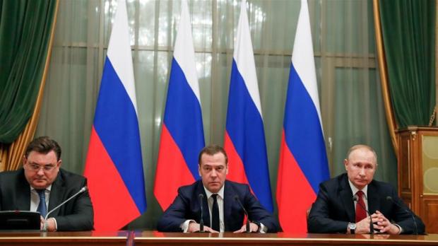 erdana Menteri Rusia Dmitry Medvedev (tengah) mengumumkan pengunduran dirinya. Foto/REUTERS
