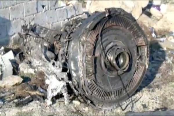 news_16_1578504815 Salah satu mesin Maskapai Internasional Ukraina penerbangan PS752, pesawat Boeing 737-800 yang jatuh setelah lepas landas dari bandara Teheran Imam Khomeini pada Rabu (8/1/2020). Gambar didapat dari rekaman Iran Press. (Foto: Reuters)