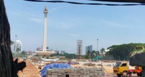 Pembangunan Plaza Selatan Monumen Nasional (Monas) di Jakarta.