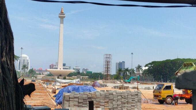 Pembangunan Plaza Selatan Monumen Nasional (Monas) di Jakarta.