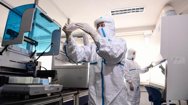 Covid-19, Nama Baru Corona: Petugas laboratorium menguji sampel dari orang yang akan diuji untuk virus corona COVID-19 di sebuah laboratorium di Shenyang, provinsi Liaoning, China, Rabu (12/2/2020).