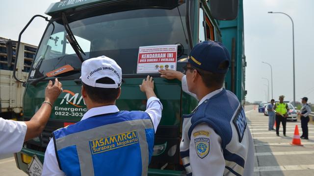 PT Jasamarga Surabaya Mojokerto (JSM) bekerjasama dengan Dinas Perhubungan, Kepolisian, Kejaksanaan dan PT Jasamarga Tollroad Operator menggelar operasi penertiban kendaraan Over Dimension dan Over Load [ODOL]